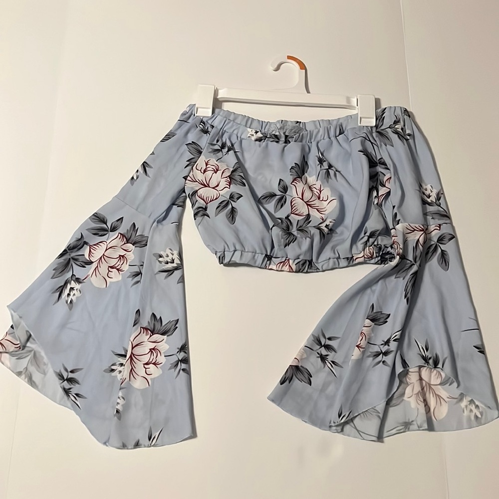Off the shoulder floral balloon sleeve crop top
